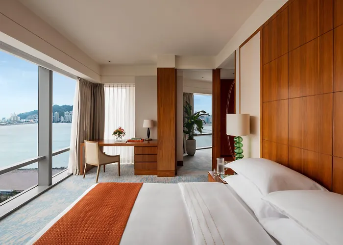 Mandarin Oriental, Hotel